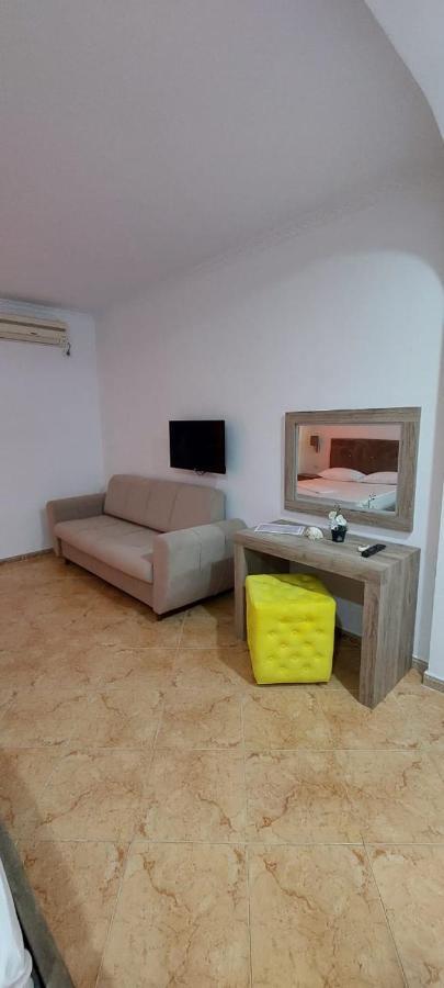 Hotel Kristal Влёра Экстерьер фото
